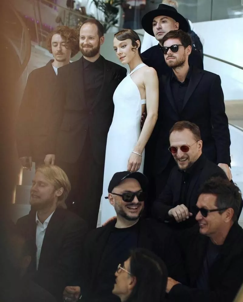 Алена Михайлова на красной дорожке Каннского кинофестиваля вместе с коллегами по фильму 