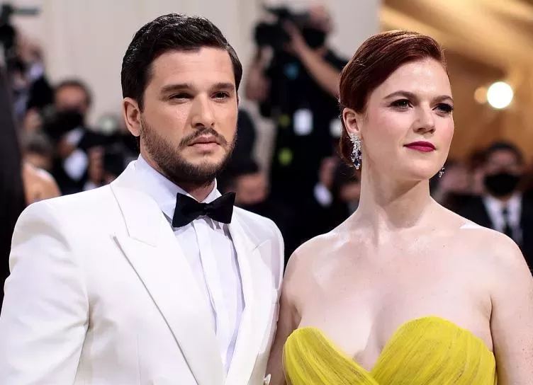 Звезды Игры престолов Кит Харингтон и Роуз Лесли впервые вышли в свет после рождения сына